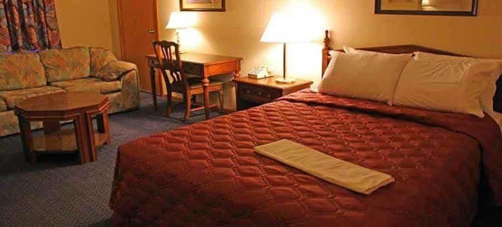 Iron Road Inn Елкинс Екстериор снимка