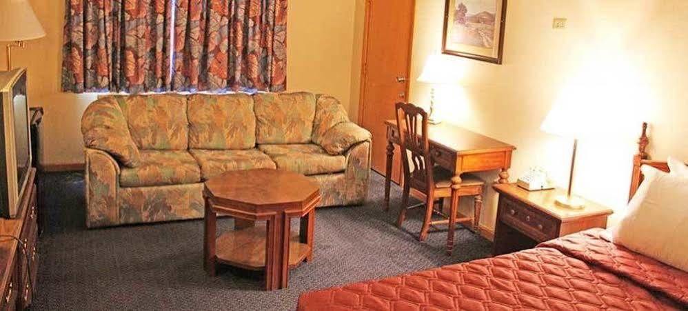 Iron Road Inn Елкинс Екстериор снимка